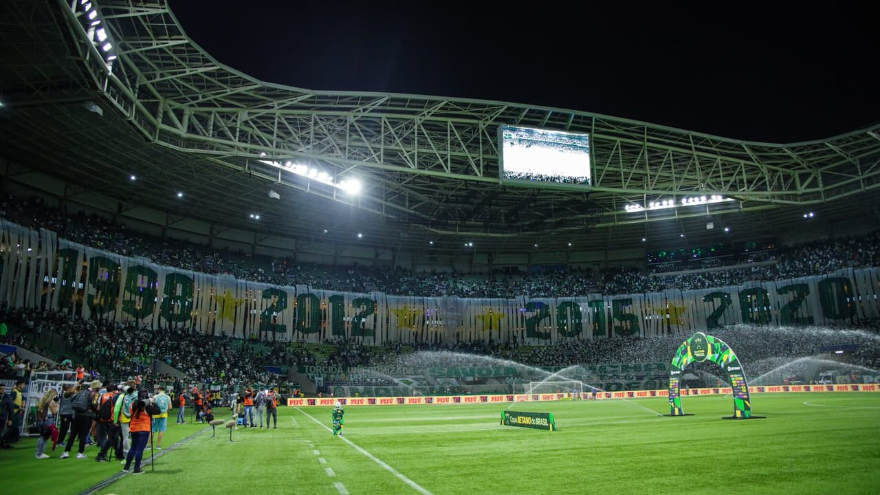 Torcida do Palmeiras prepara mosaico para jogo do Deportivo Pereira