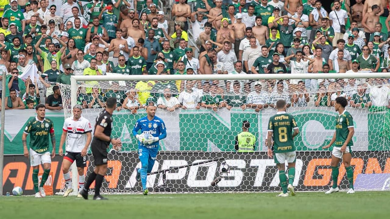 Palmeiras não consegue encontrar soluções e sofre mais uma penalidade por ‘futebol’