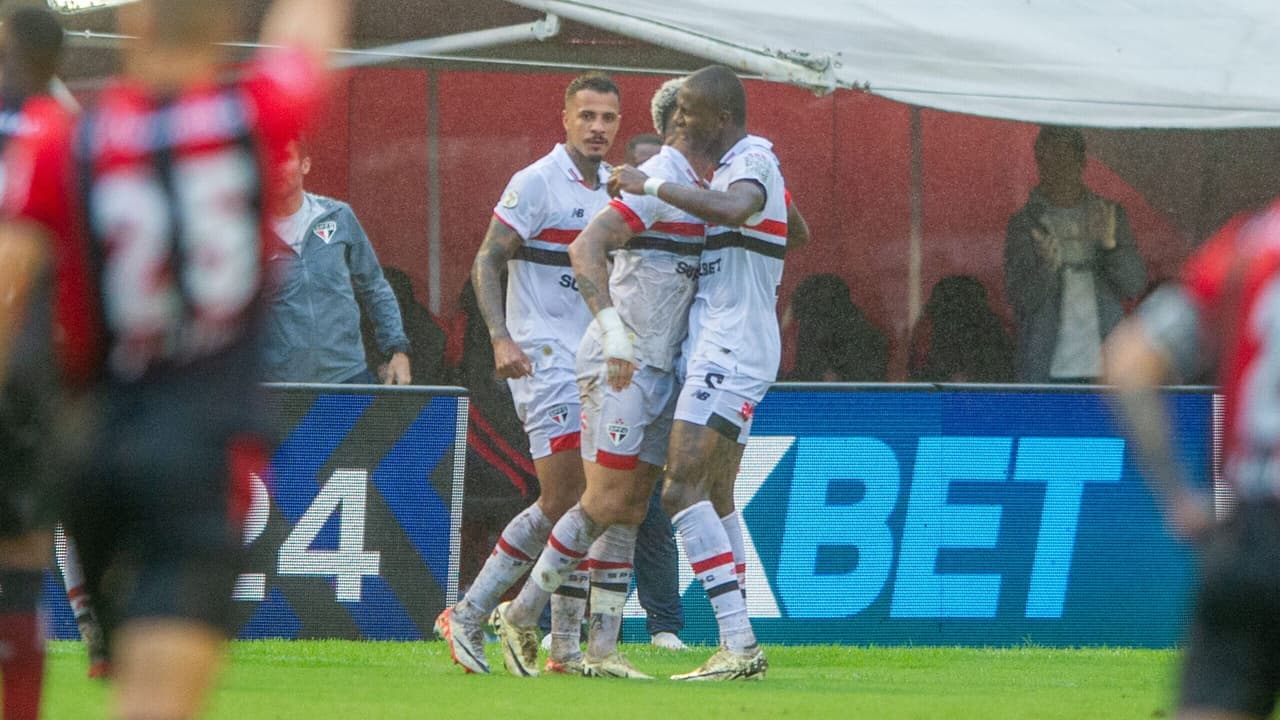 Torcida do São Paulo saúda Luciano: ‘Bola de Ouro’.