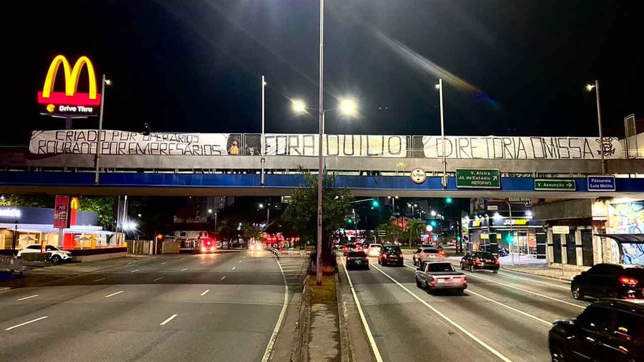 Torcedores do Corinthians espalham protestos contra a diretoria por toda São Paulo