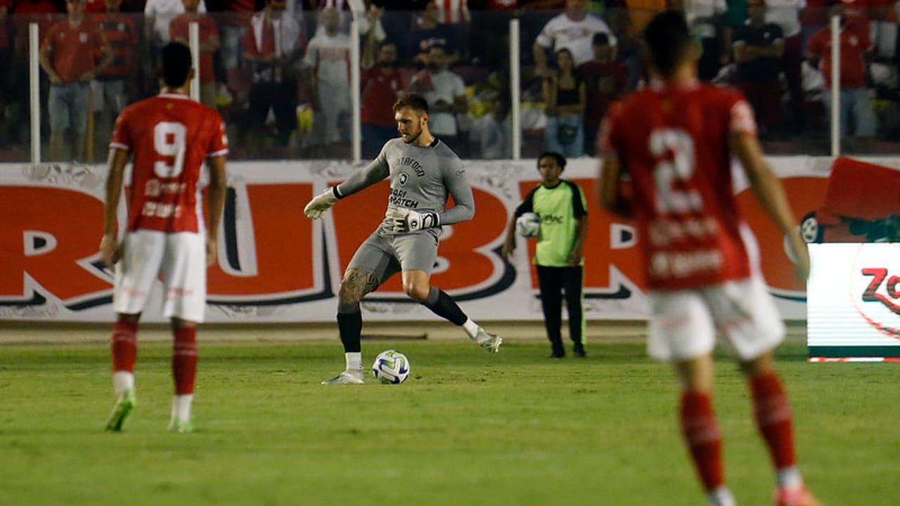 Do trio do Botafogo à demissão por agredir mulher: São Paulo mantém direitos de 29 jogadores de outros clubes