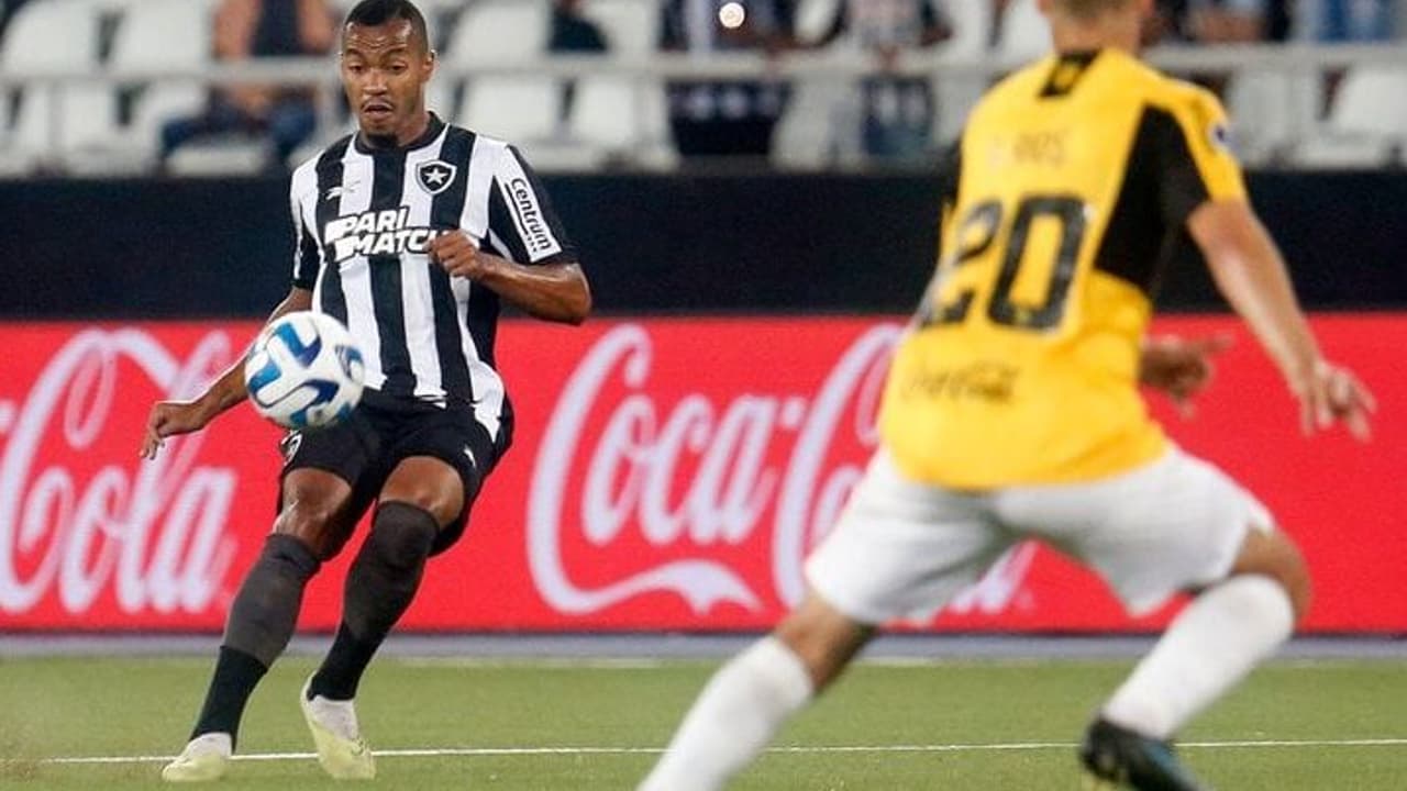 Marlon Freitas reflete sobre a vitória do Botafogo sobre o Guaraní e destaca sua transformação em campo