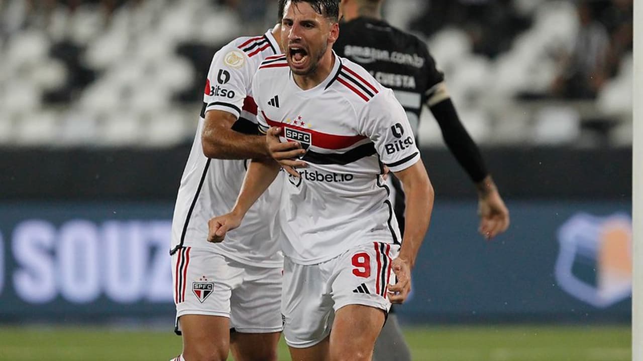 Alisson elogia goleiro rival na derrota e pede reflexão no São Paulo: “É ver erros e trabalhar”