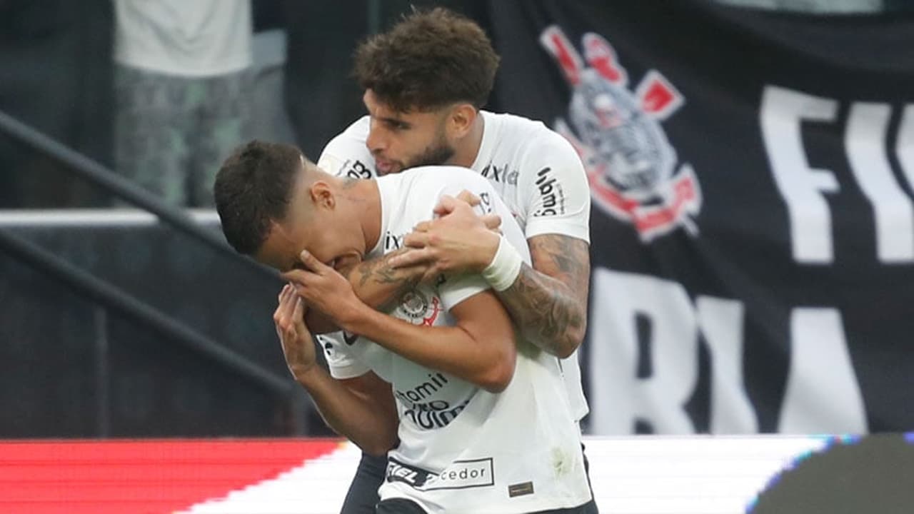 Corinthians acordou no segundo tempo, venceu o Cruzeiro e quebrou o tabu das estreias em casa pelo Brasileirão