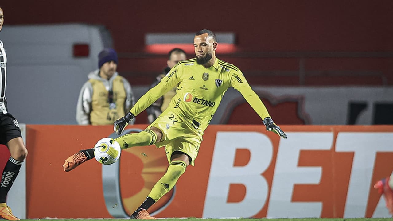 Paulinho marca e Felipão minimiza chances perdidas na Libertadores: 'Tem que cometer um ou dois erros, senão você seria o melhor do mundo'