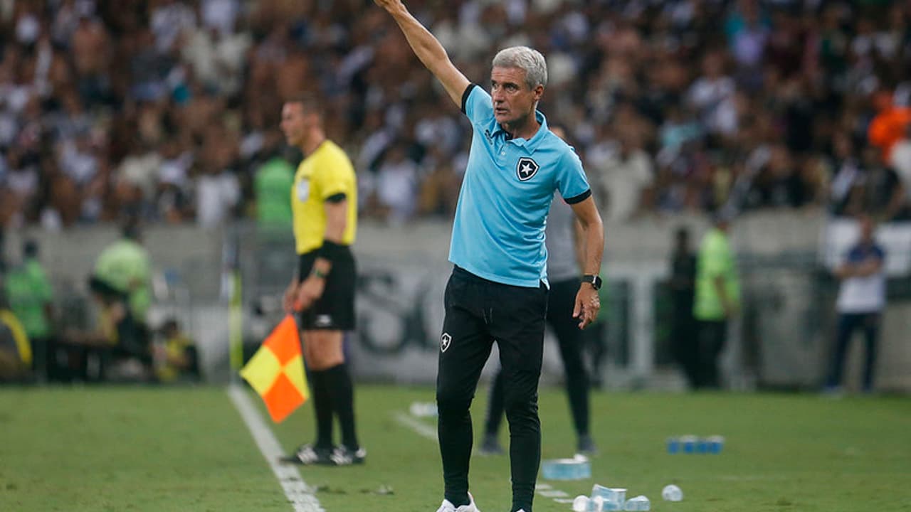 Luis Castro criticou a presença policial em campo e pediu controle emocional ao Botafogo.