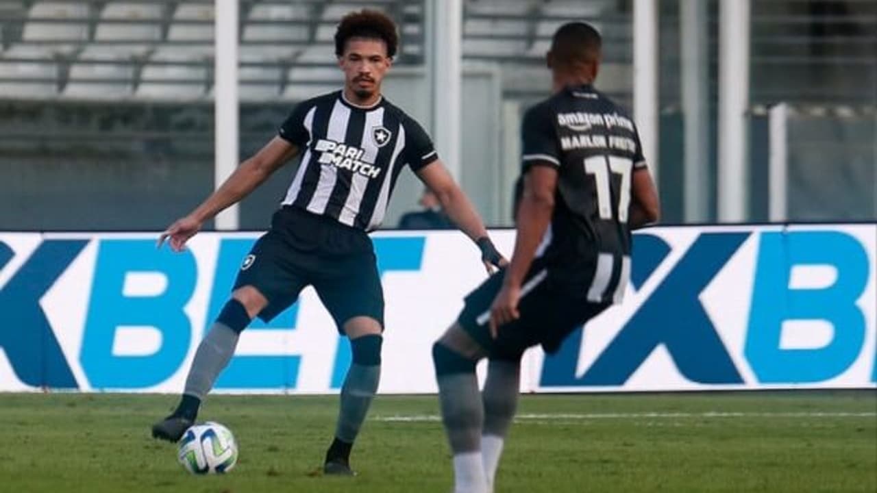 Artilheiro da Vila Belmiro, Adryelson desfalcou o Botafogo contra o Coritiba