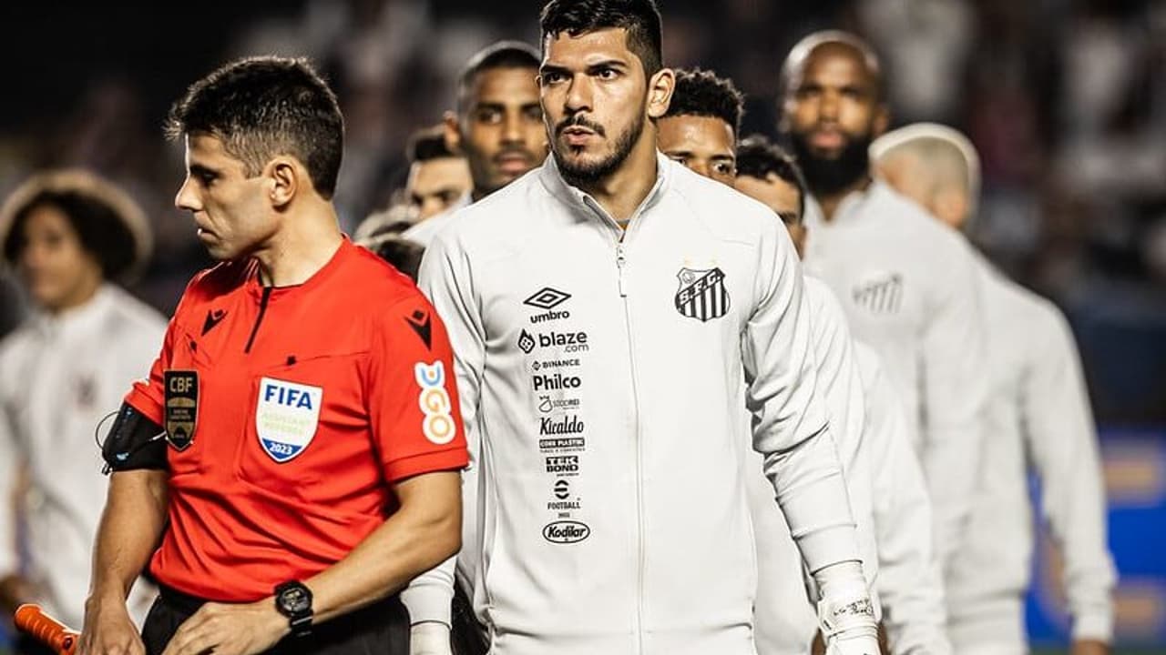 Clima de batalha na Vila Belmiro também ‘explode’ vestiário do Santos após derrota para o Corinthians