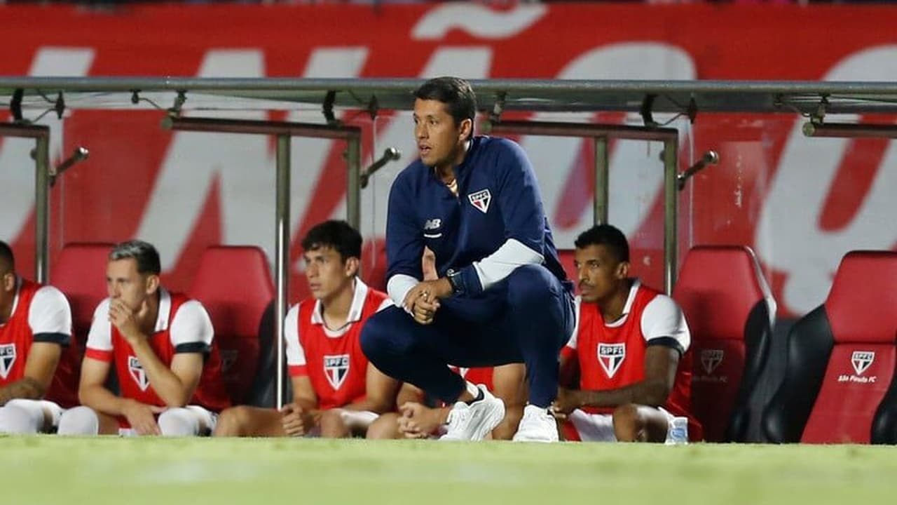 O São Paulo perdeu três jogadores por lesão contra o Talleres e Carpini tomou uma decisão polêmica.