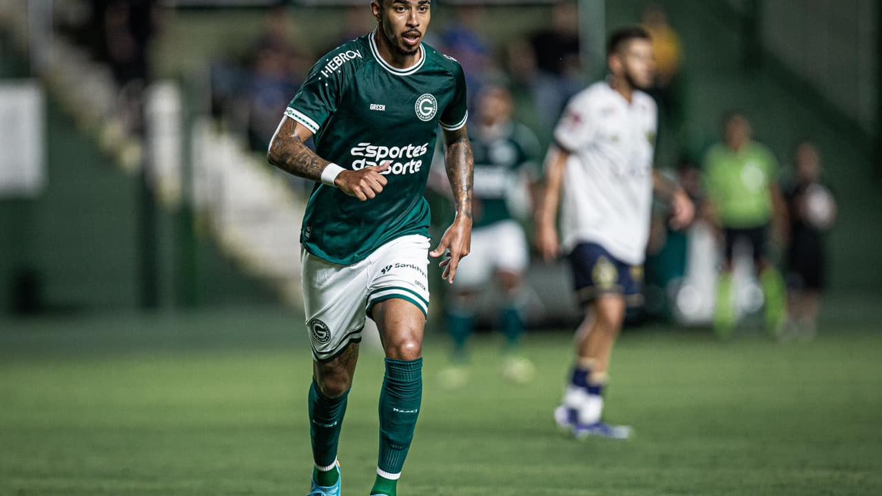 Atacante goiano comemora primeiro gol do clube e destaca liderança na primeira fase