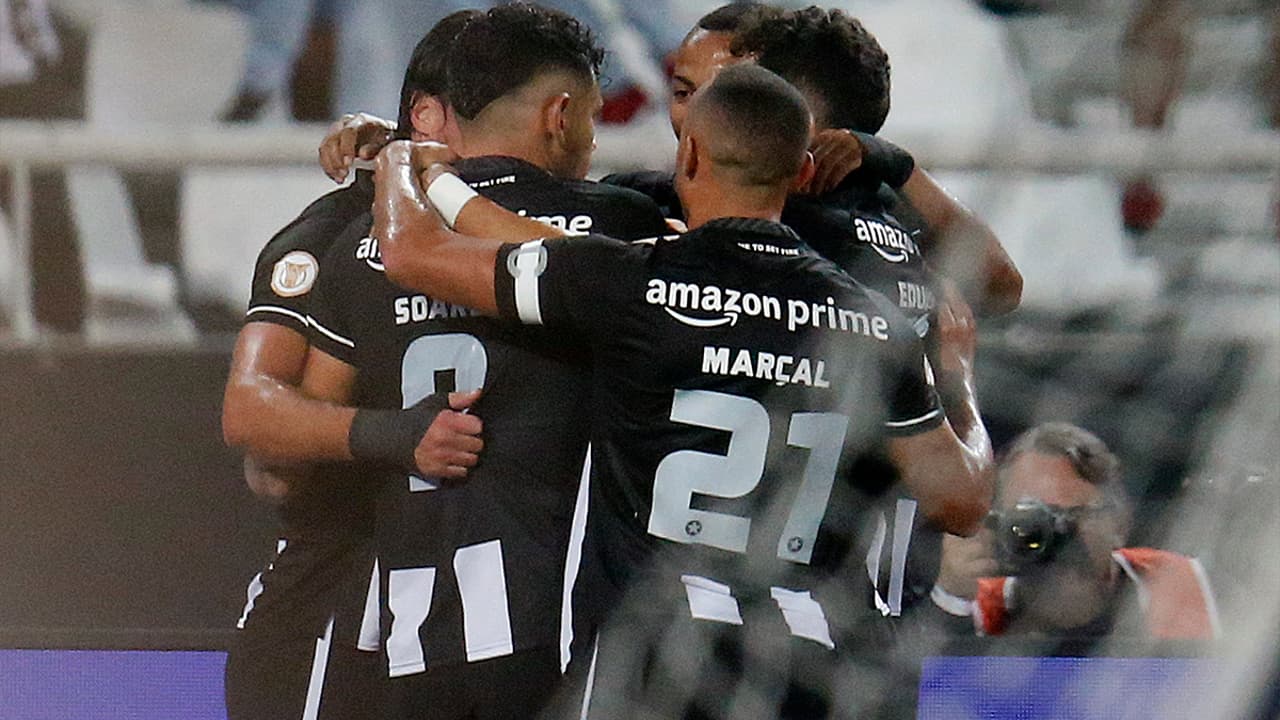 Atuação de Tiquinho Soares fez o Botafogo Corinthians ultrapassar Nilton Santos e se manter na liderança do Brasileirão