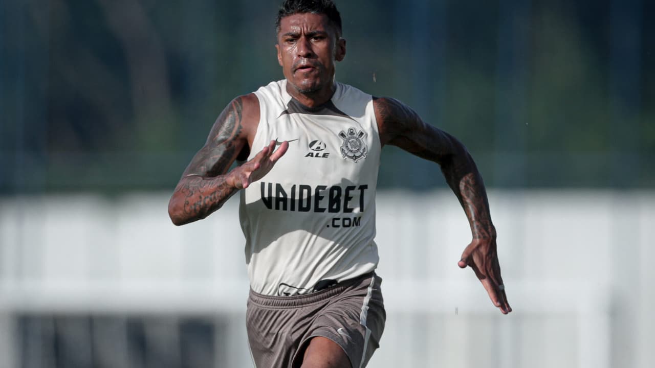 Corinthians aceita saída de Paulinho e busca substituto no mercado