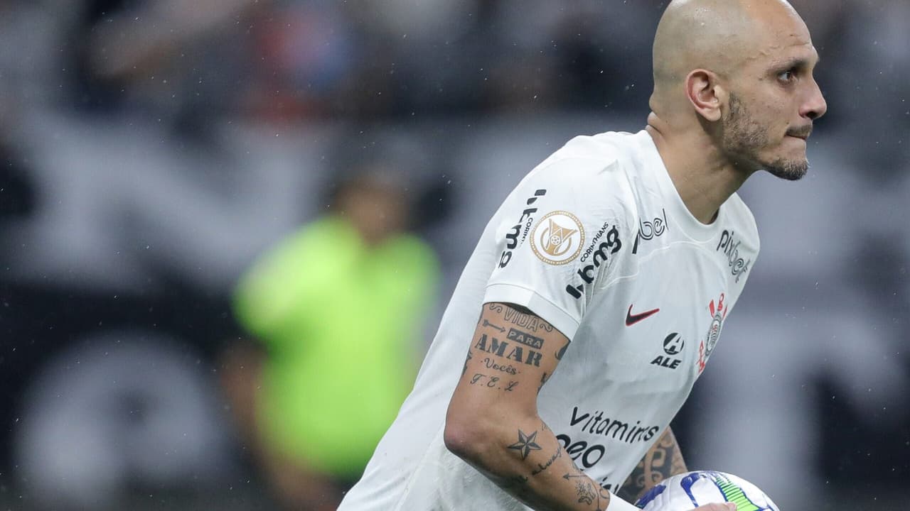 Fábio Santos se recusa a confirmar aposentadoria apesar de se manifestar na eliminação do Corinthians no Sul-Americano