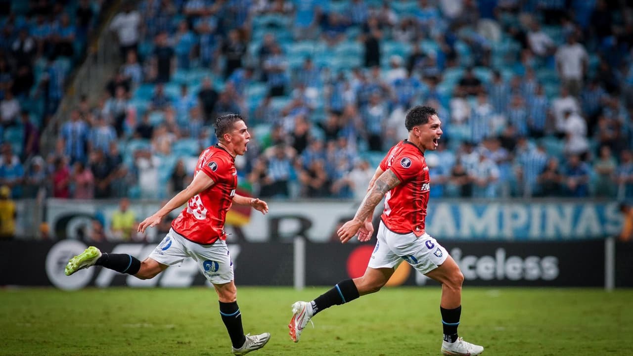 Em noite de grandes gols, Grêmio perdeu para o Huachipato no jogo de volta da Libertadores