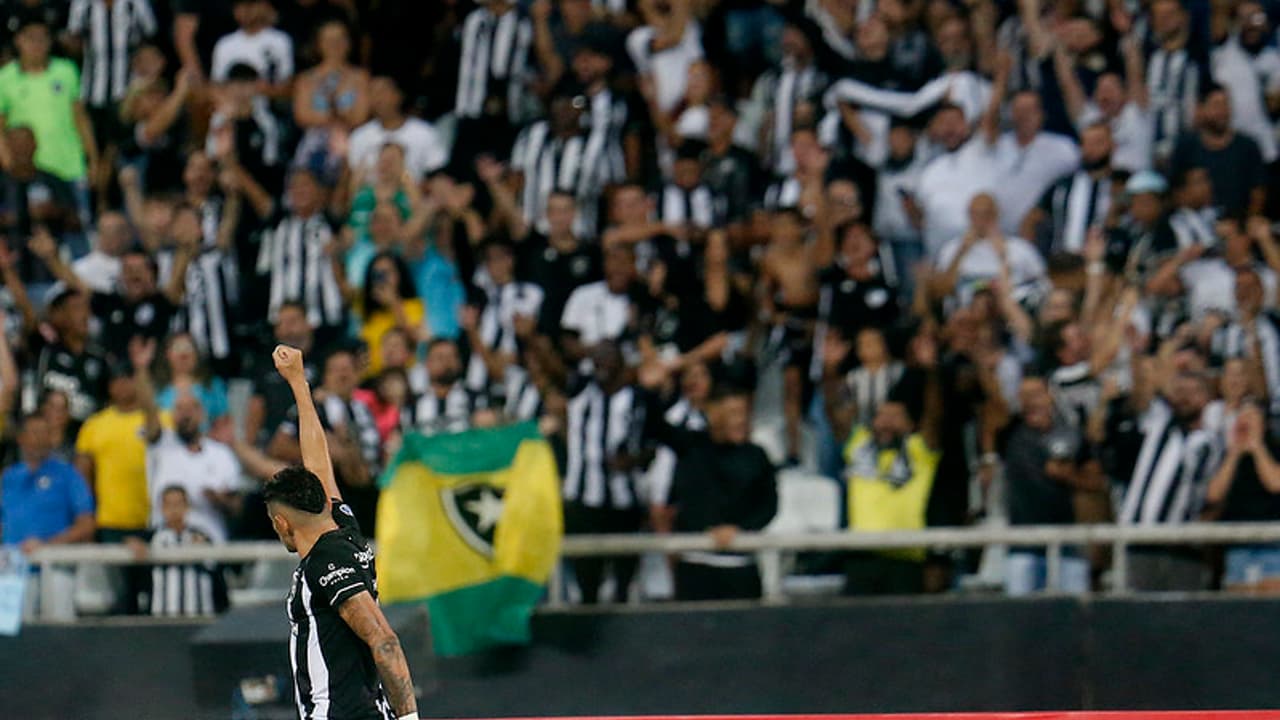 Botafogo vence vários jogos de Nilton Santos e busca manter bom momento diante da torcida