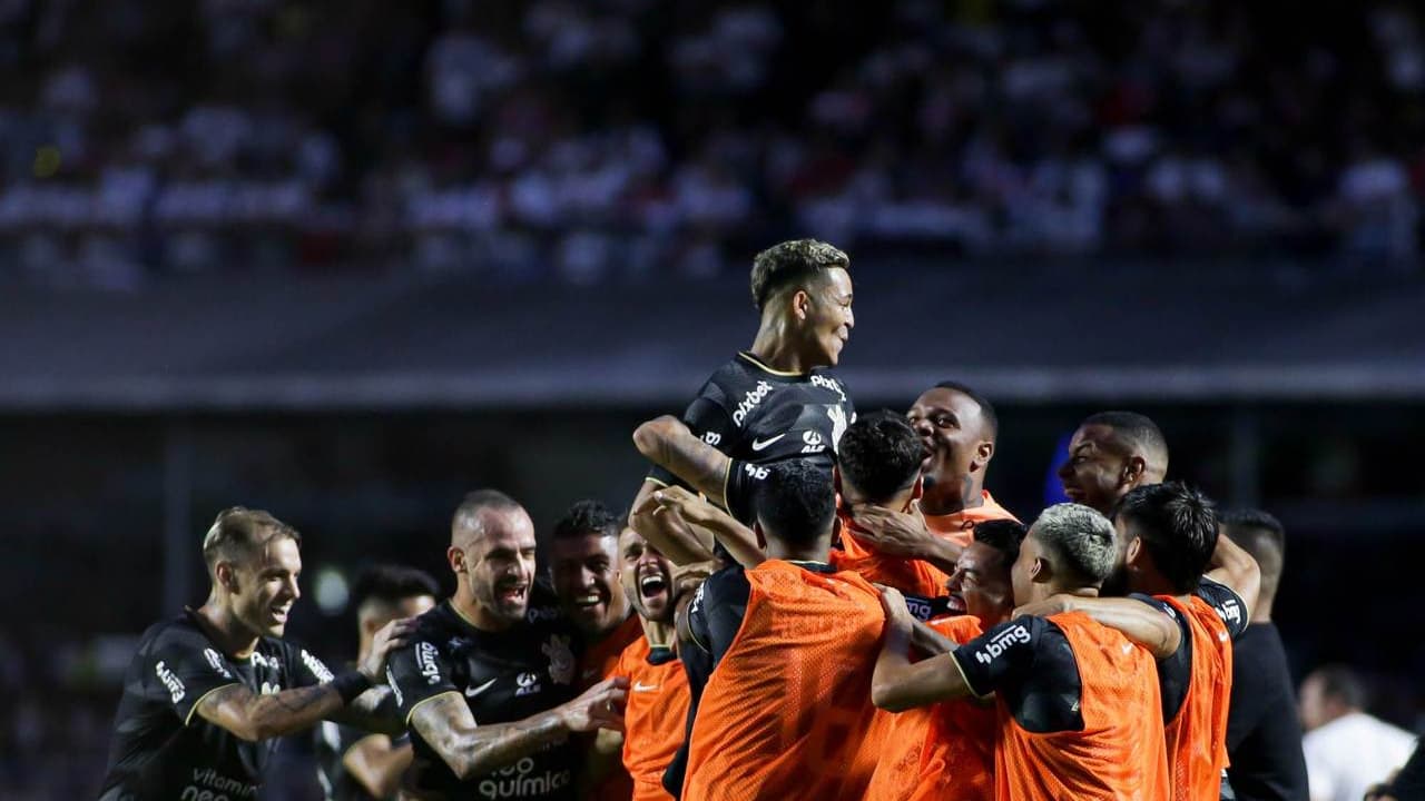 Em ‘dia aberto’ com Lázaro, Adson anseia que o Corinthians construa melhor