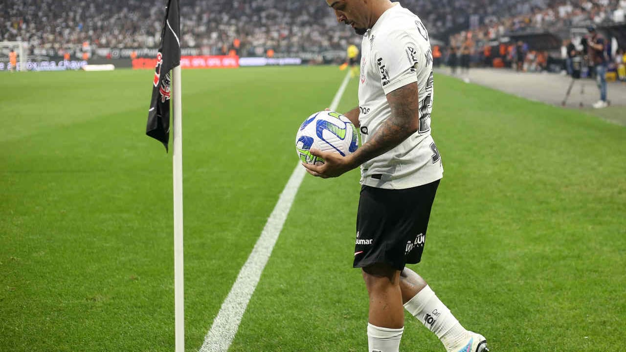 O reaparecimento de Matheus Bidu é um alívio para o Corinthians em relação ao retorno de Fábio Santos.