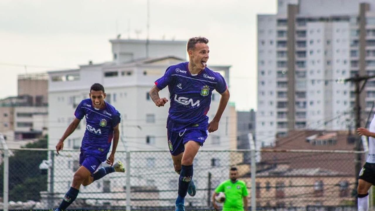 Enzo Bastos, destaque do São Caetano, comemora boa fase