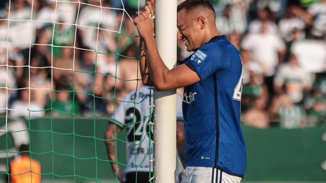 Cruzeiro perde para o Coritiba em partida marcada por conflito entre torcedores