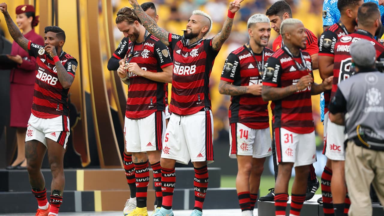 Vidal deixa o Flamengo: relembre a passagem do jogador no Loiro-Preto