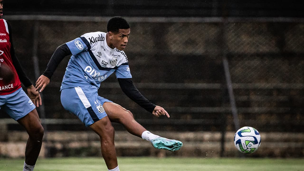 Odair Hellman separa parte do treino do Santos para melhorar a maquiagem de Antelo