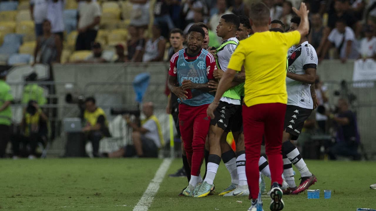 Árbitro justifica expulsão de atacantes do Flamengo na semifinal do Campeonato Carioca contra o Vasco