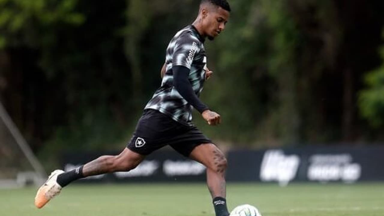 O técnico do Botafogo indicou que utilizaria Tchê Tchê como ponta contra o Corinthians;   Veja a possível escalação!