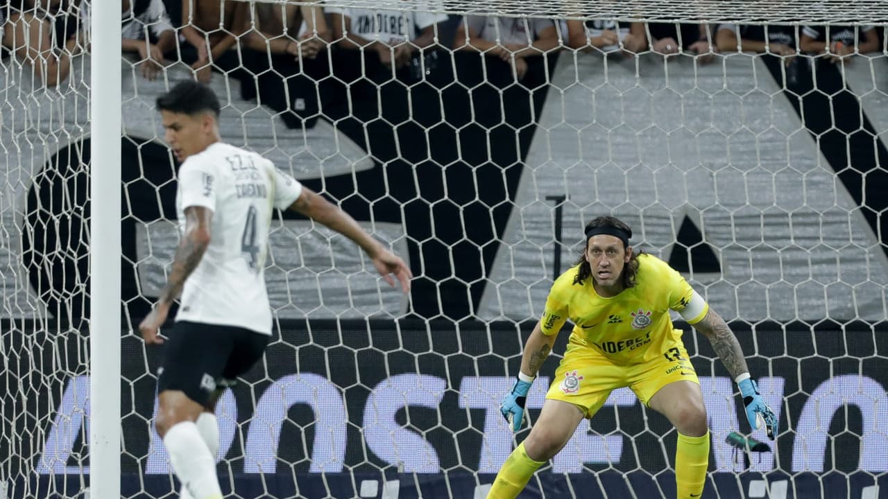 Cássio envia meio de pagamento ao navio e cobra resposta do Corinthians