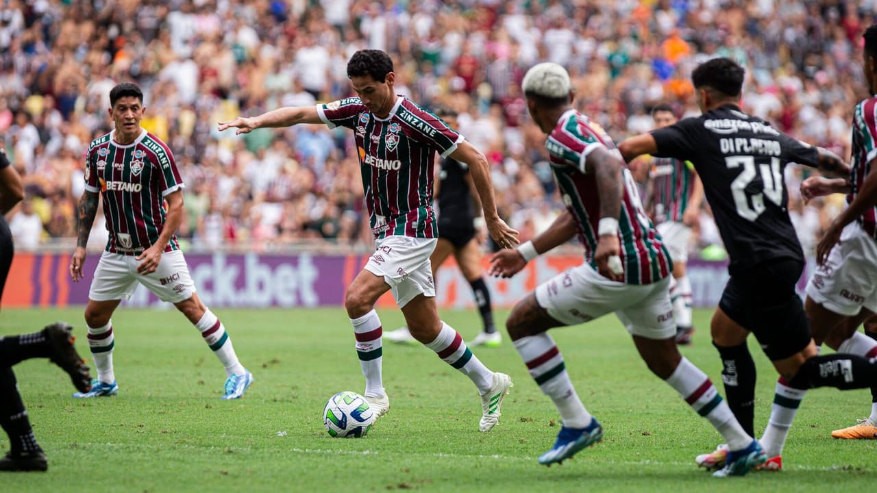 Botafogo domina o Fluminense, vence o Clássico e se isola na liderança do Brasileirão