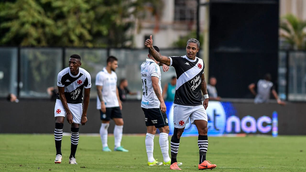 Vasco derrota o Grêmio em tarde de homenagem ao Dinamite e estreia no Brasileirão