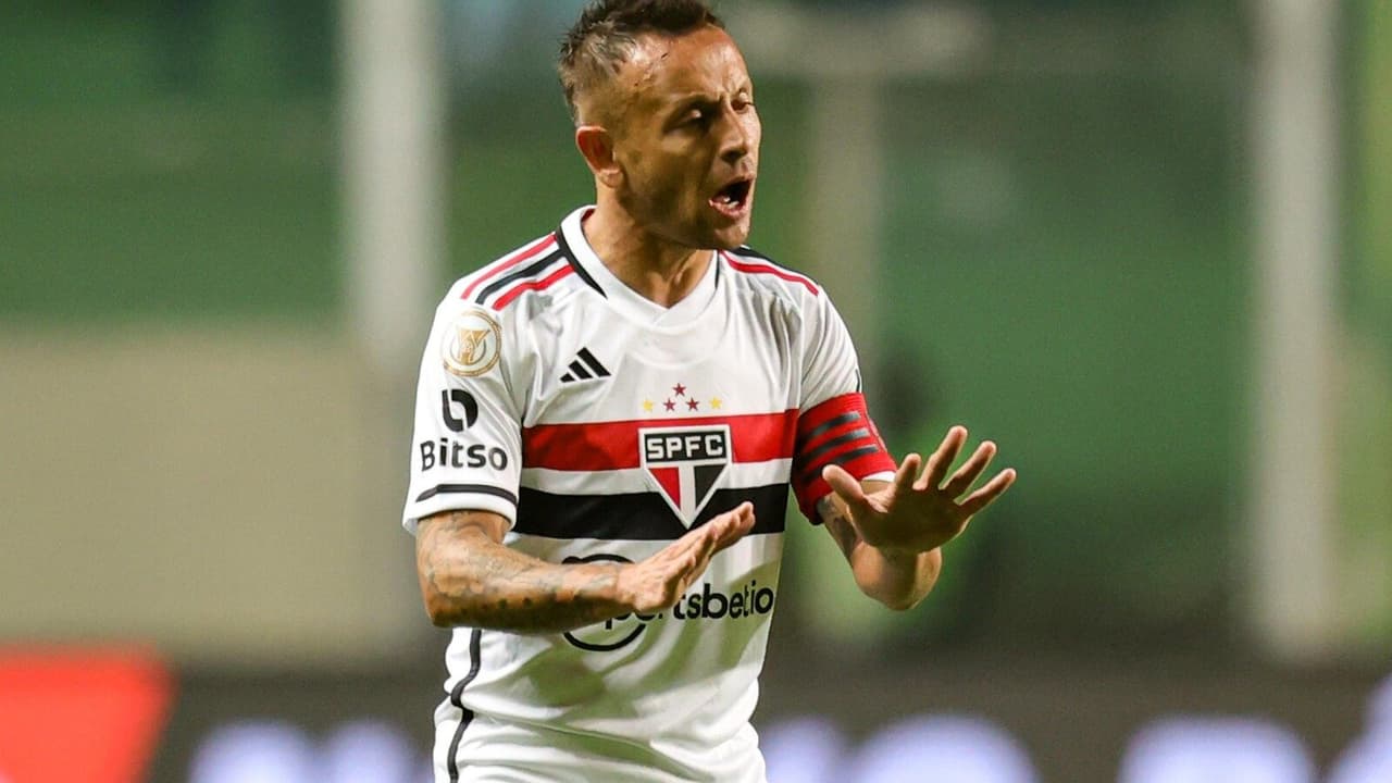 DESEMPENHO: Perdeu oportunidades de ataque e Rafinha voltou a marcar na derrota do São Paulo para o Brasileirão