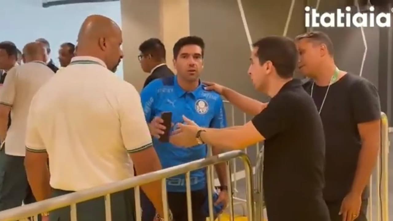 Abel pega celular de repórter e causa caos no vestiário do Mineirão após desafio do Palmeiras