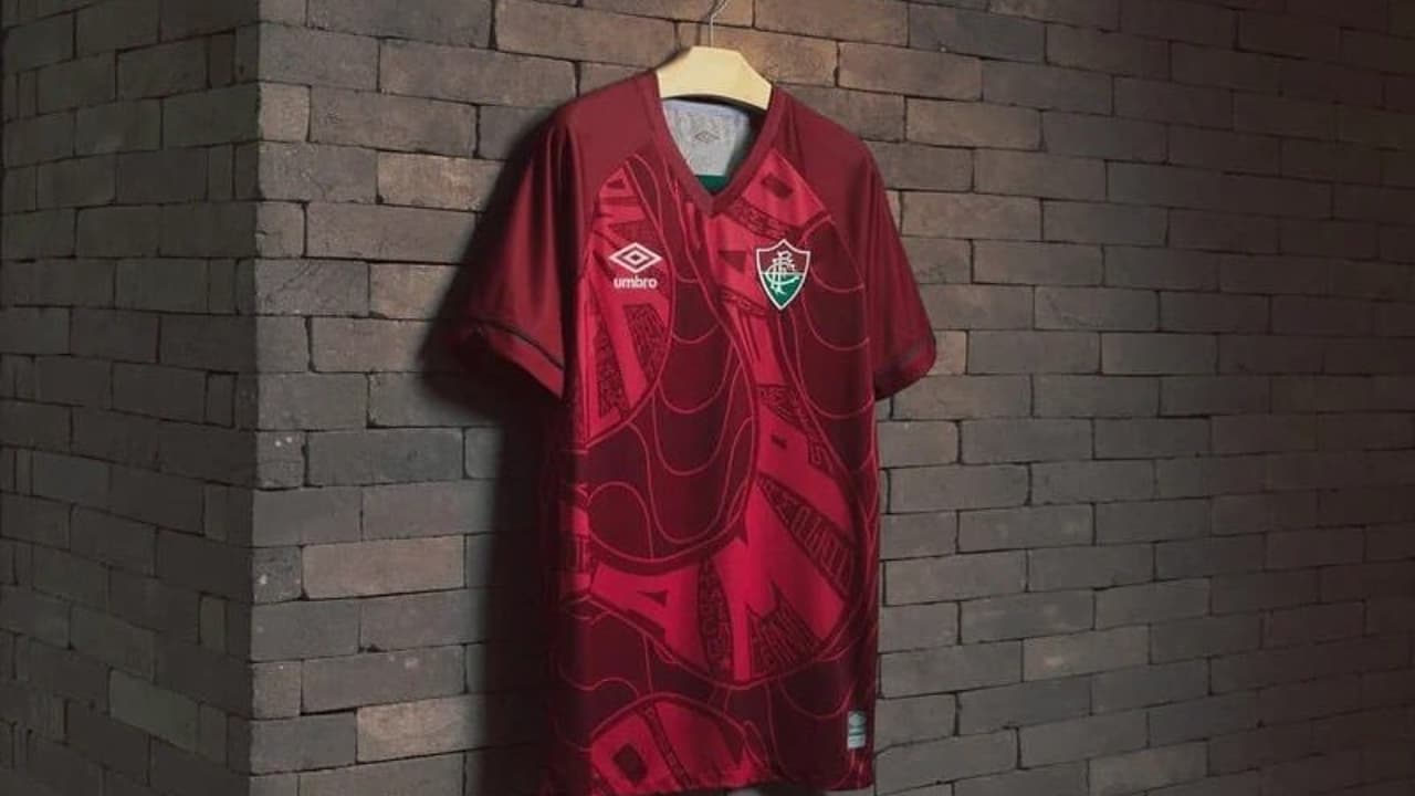 Fluminense comemora ano memorável com camisa nova