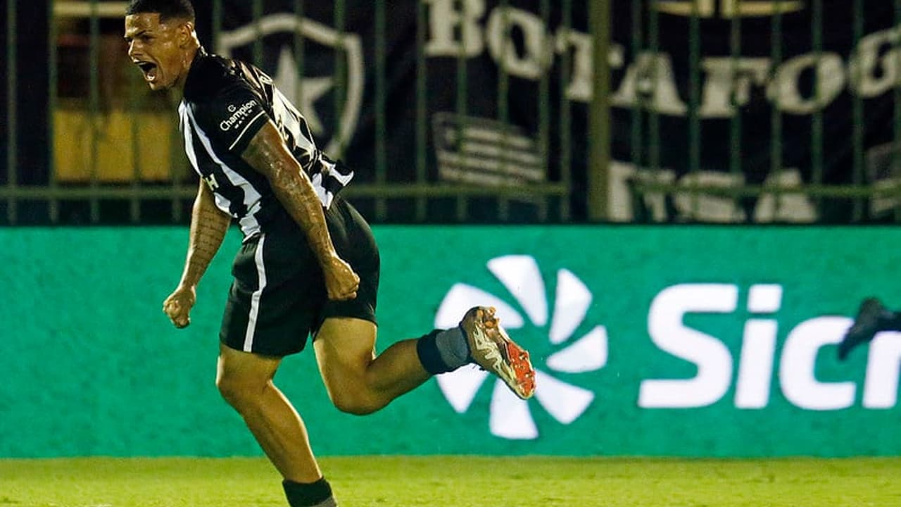 Raí Botafogo e projeto comemoram gol pela carreira profissional