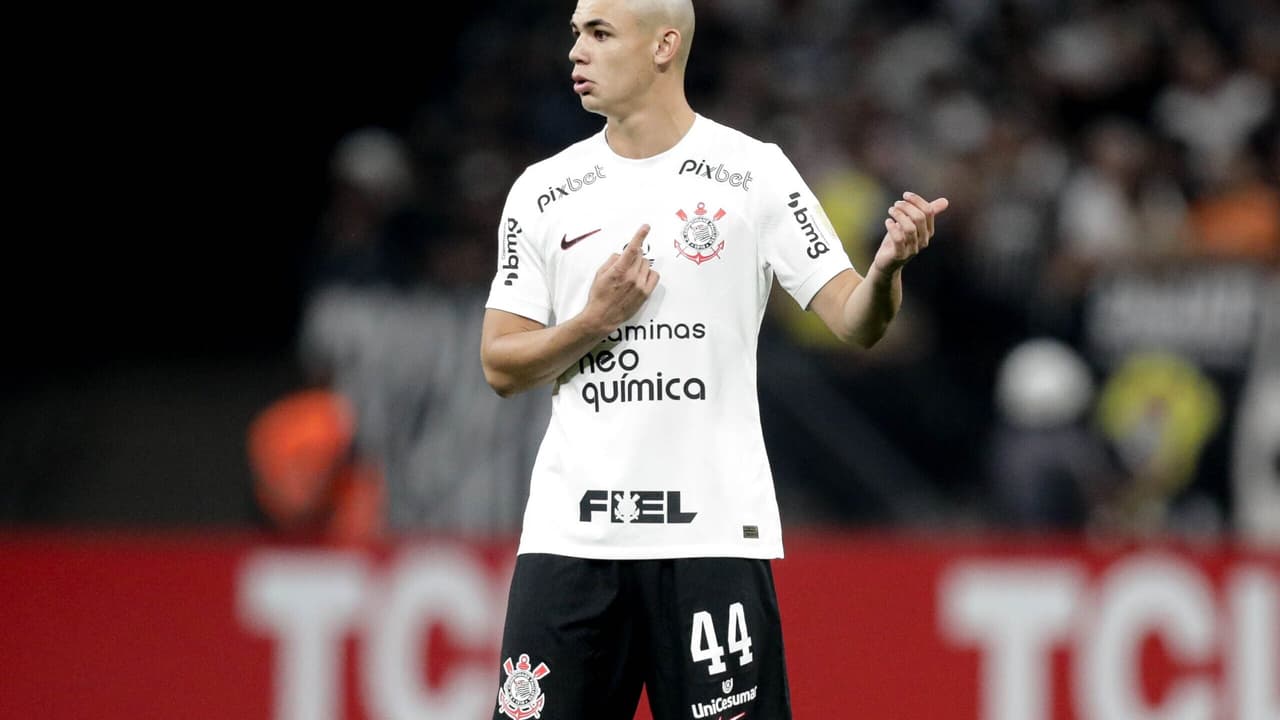 Entre faculdade e futebol, pedra angular surgiu como solução no Corinthians