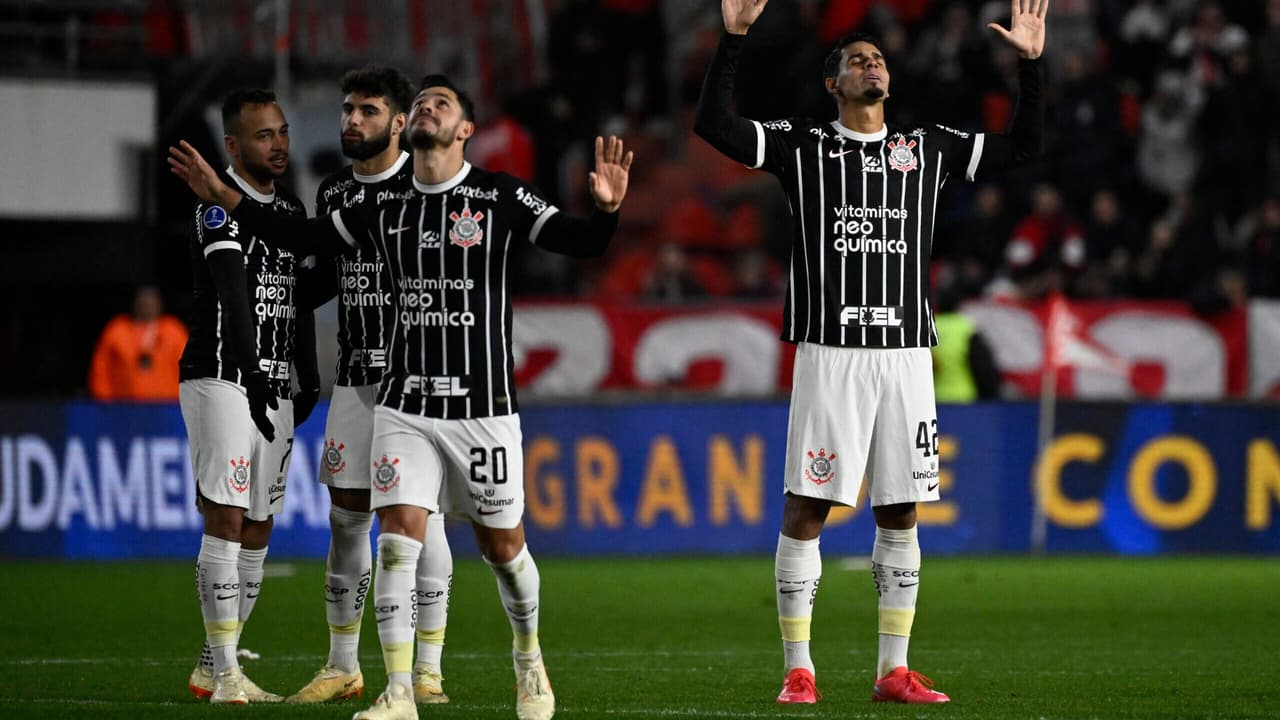 Giuliano diz que o Estudiantes merece uma vaga no Sul-Americano e explica as dificuldades do Corinthians na Argentina.