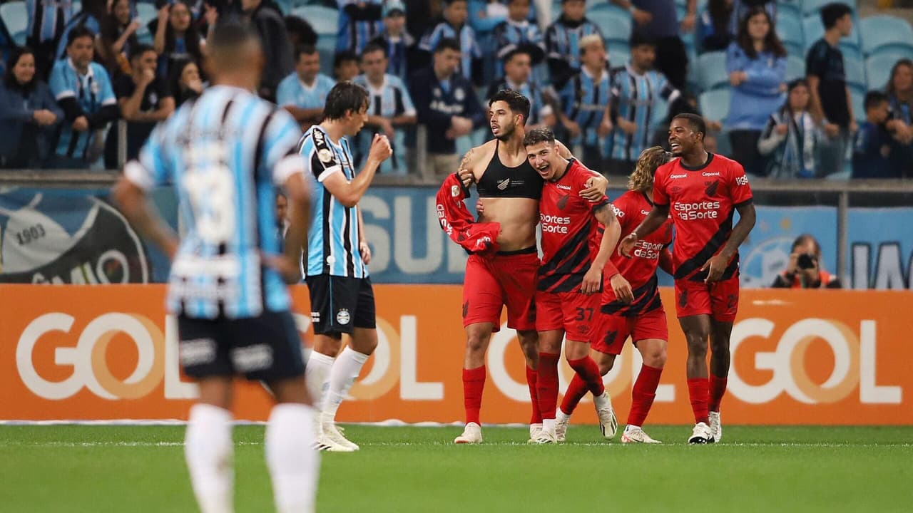 Atlético-PR recupera tarde e vence o Grêmio fora de casa no Brasileiro