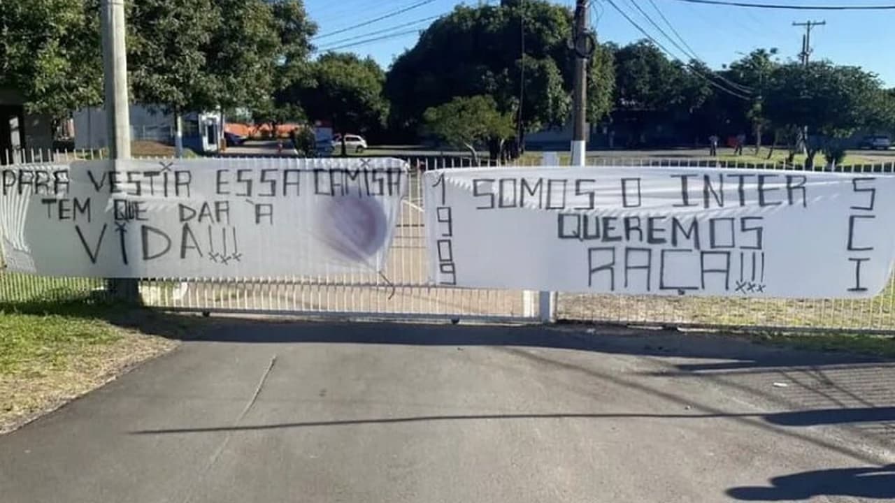 “Queremos a corrida”, protestaram torcedores do Internacional em frente ao CT