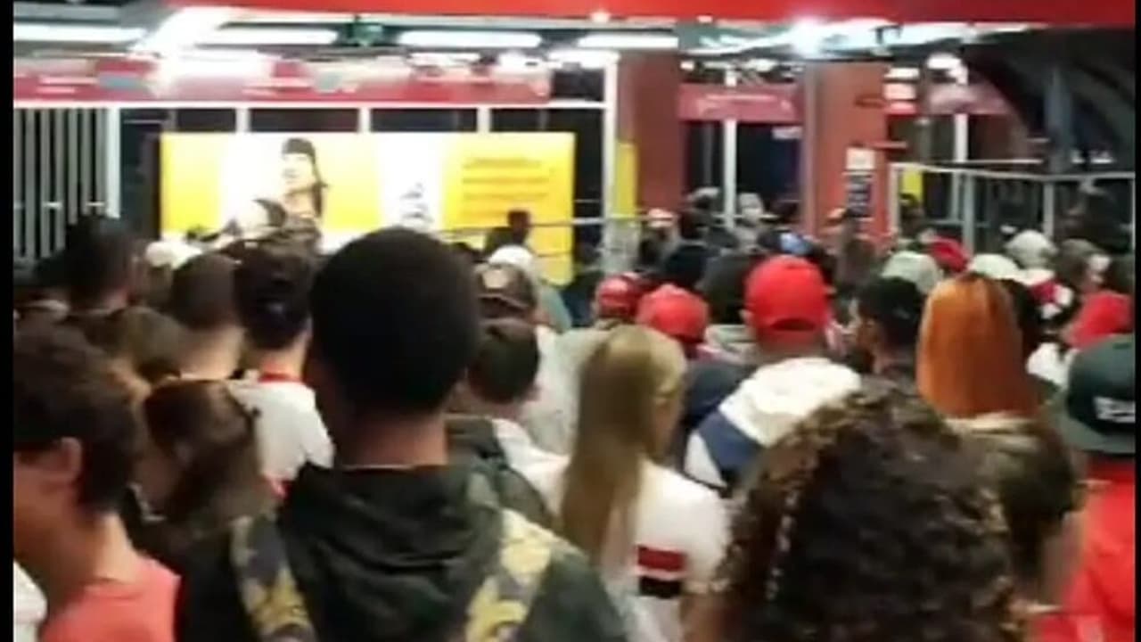 Protesto no Metrô após briga entre torcedores de São Paulo e Vasco