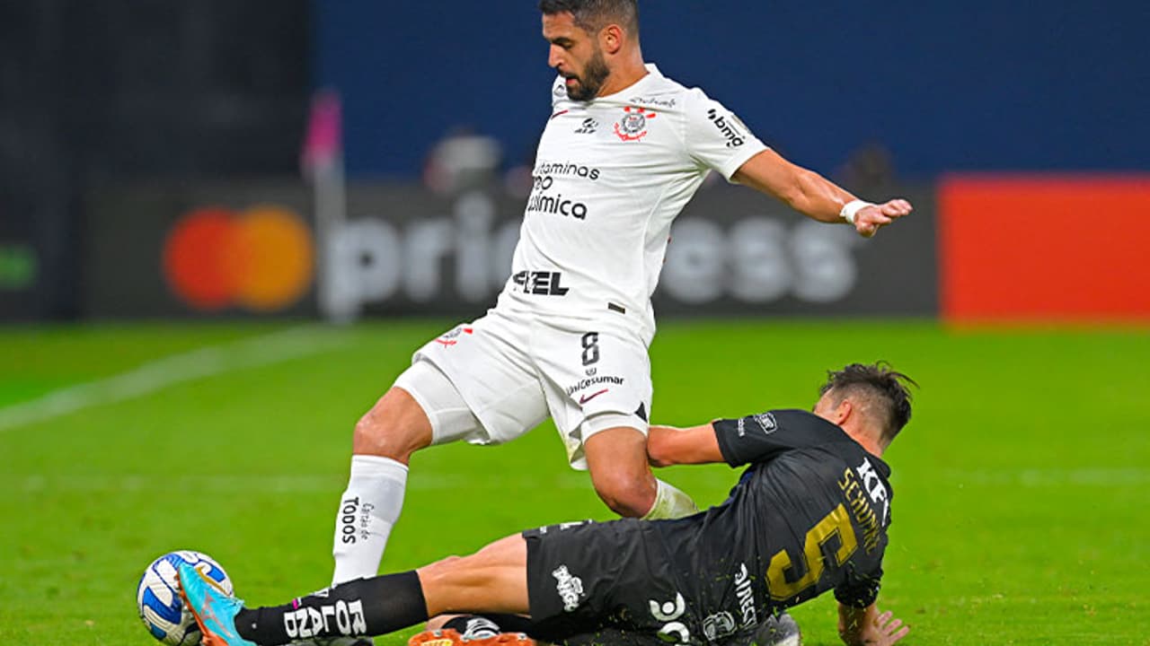 Renato Augusto não viu destruição após eliminação do Corinthians na Libertadores, mas precisa de melhorias