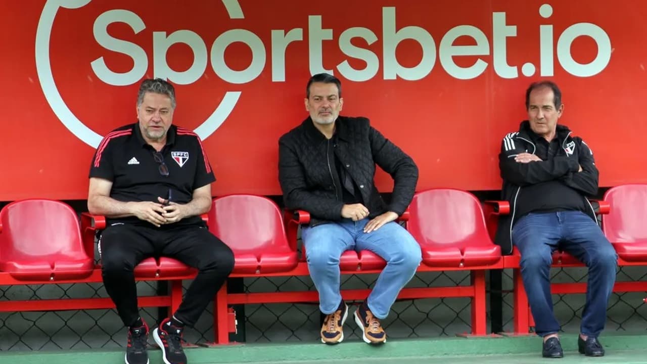 O presidente do São Paulo, Mauricio Ramalho, está decidindo se será o técnico do time.