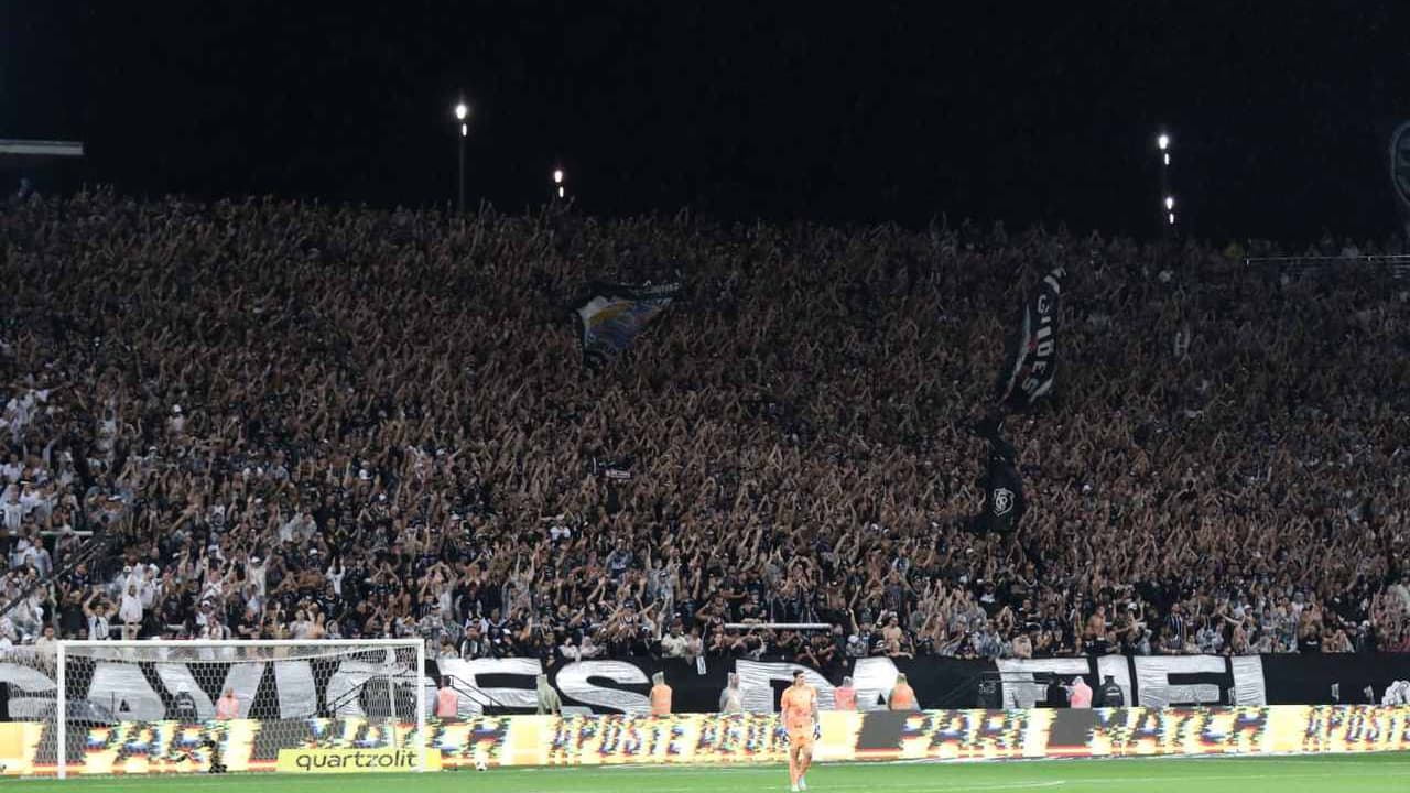 Durante o jogo contra o São Paulo, torcedores do Corinthians protestaram