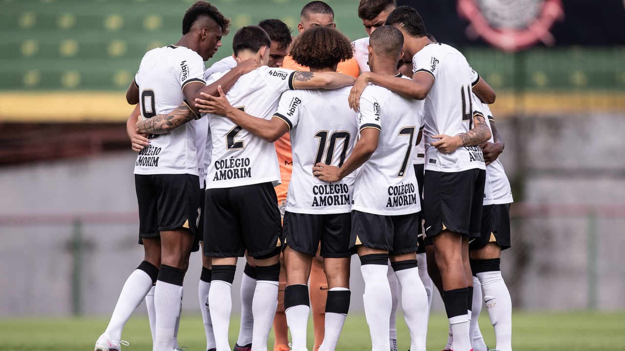 O trio decidiu, Korineto derrotou o Bragantino e recuperou a liderança do Brasileirão Sub-20.