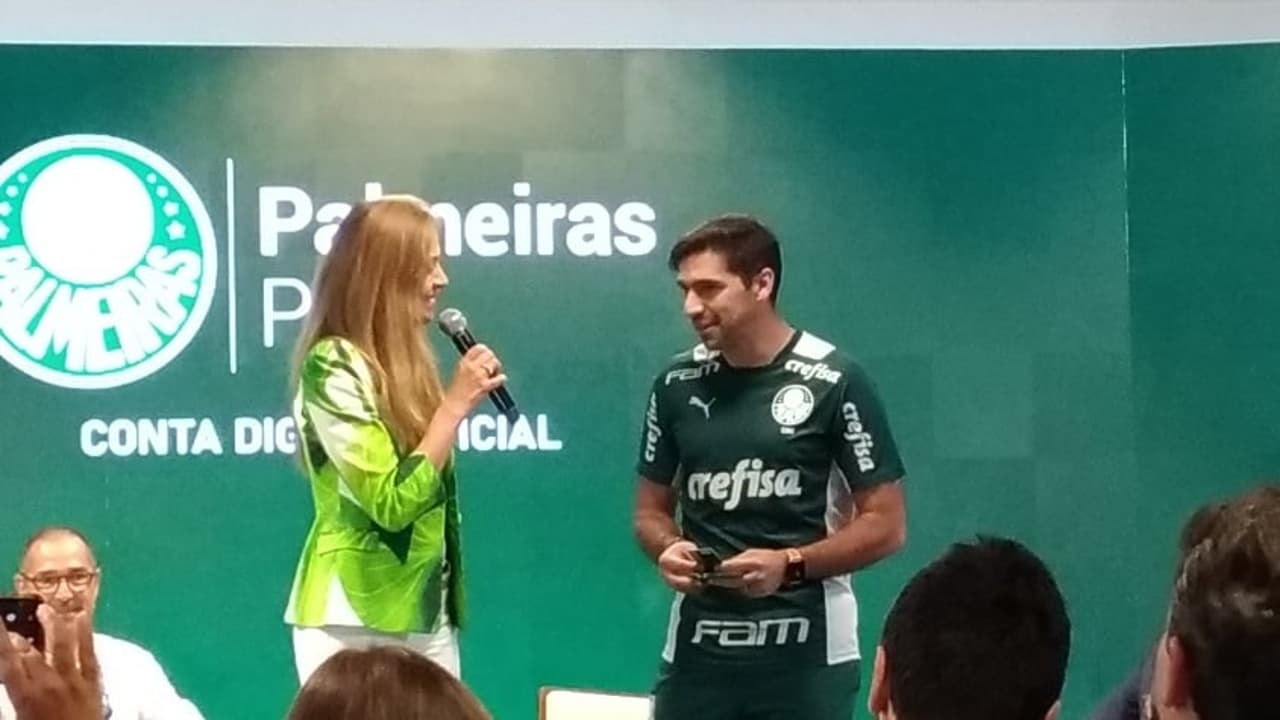 Leila explica por que o Palmeiras ainda não trouxe reforços apesar das vendas milionárias