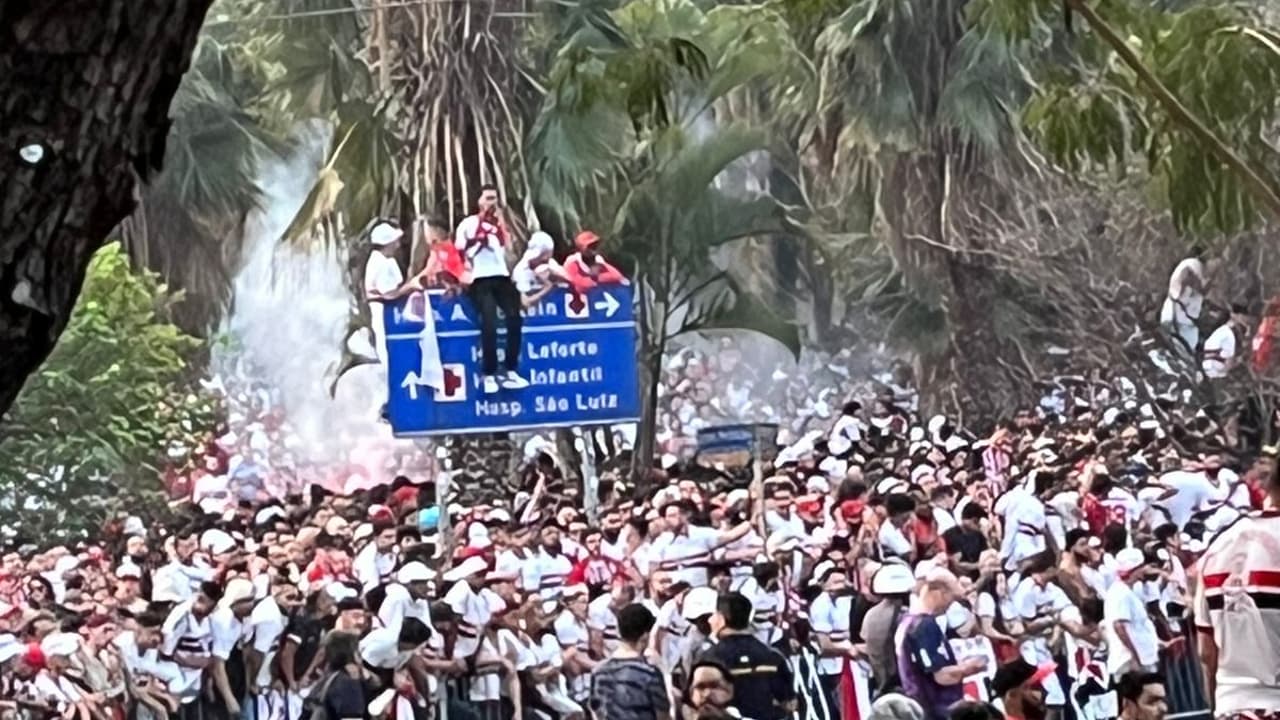 Fogo, fogo e muita ajuda: torcedores do São Paulo comemoram nova temporada antes da decisão contra o Corinthians