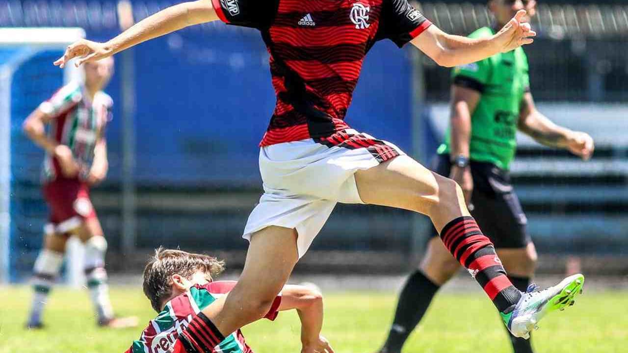 Zagueiro do Flamengo prevê primeira decisão do Sub-16 de 2023: ‘Fla-Flu é um fim em si’