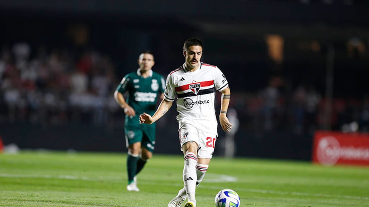 VÍDEO: Jogadores do São Paulo comemoram com torcedores após vitória no Morumbi