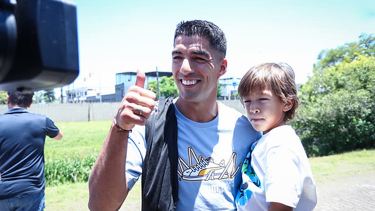 Luis Suárez chegou a Porto Alegre com festa da torcida gremista