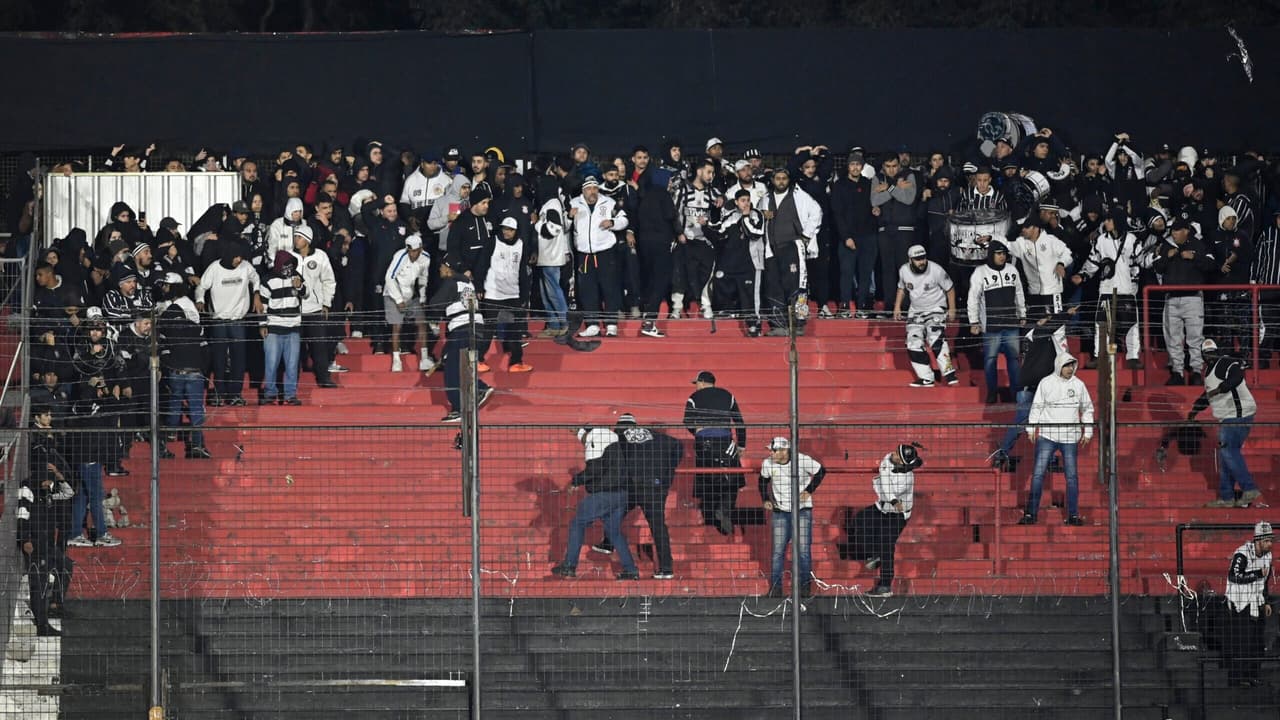 Corinthians pode ser punido pela Conmebol após torcedores queimarem dinheiro contra o Newell's