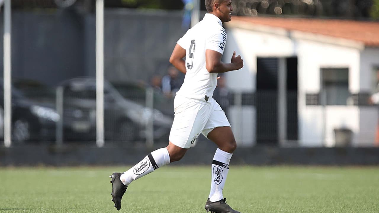 De volta aos gramados, Enzo Monteiro faz temporada no Santos Sub-20